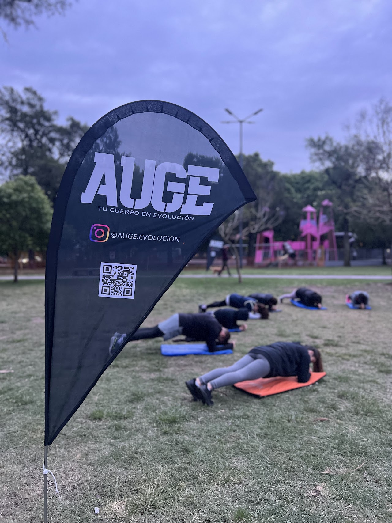 Grupo de AUGE Running entrenando funcional al aire libre en un parque de Vicente López